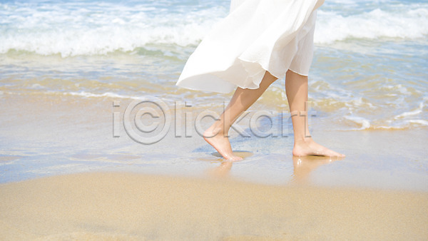 여유 편안함 평화 행복 휴식 20대 성인 성인여자한명만 여자 한명 JPG 옆모습 포토 걷기 모래 모래사장 바다 야외 어싱 여름(계절) 여름풍경 일상 주간 풍경(경치) 하반신 해변 휴가