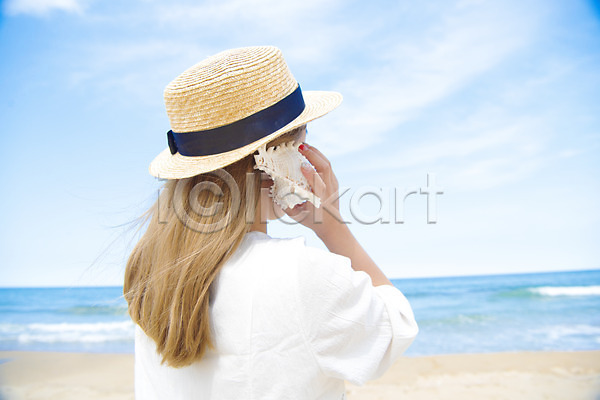 여유 평화 행복 휴식 20대 성인 성인여자한명만 여자 한명 JPG 뒷모습 아웃포커스 포토 고둥 들기 모래 모래사장 바다 상반신 서기 야외 여름(계절) 여름풍경 일상 주간 풍경(경치) 해변 휴가