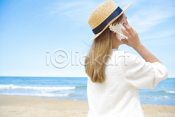여유 평화 행복 휴식 20대 성인 성인여자한명만 여자 한명 JPG 아웃포커스 옆모습 포토 고둥 들기 모래 모래사장 바다 상반신 서기 야외 여름(계절) 여름풍경 일상 주간 풍경(경치) 해변 휴가
