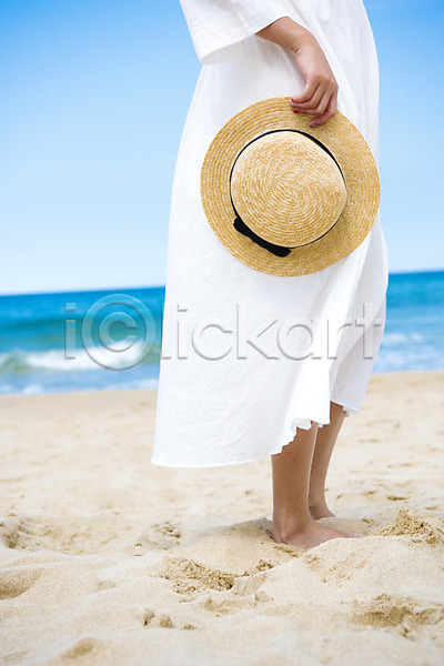 여유 평화 행복 휴식 20대 성인 성인여자한명만 여자 한명 JPG 아웃포커스 옆모습 포토 들기 모래 모래사장 모자(잡화) 바다 서기 야외 여름(계절) 여름풍경 일상 주간 풍경(경치) 하반신 해변 휴가