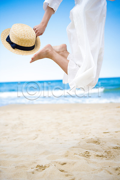 여유 행복 휴식 20대 성인 성인여자한명만 여자 한명 JPG 아웃포커스 옆모습 포토 들기 모래 모래사장 모자(잡화) 바다 야외 여름(계절) 여름풍경 일상 점프 주간 풍경(경치) 하반신 해변 휴가