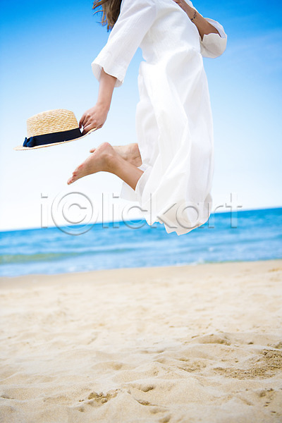 여유 행복 휴식 20대 성인 성인여자한명만 여자 한명 JPG 아웃포커스 옆모습 포토 들기 모래 모래사장 모자(잡화) 바다 야외 여름(계절) 여름풍경 일상 점프 주간 풍경(경치) 하반신 해변 휴가