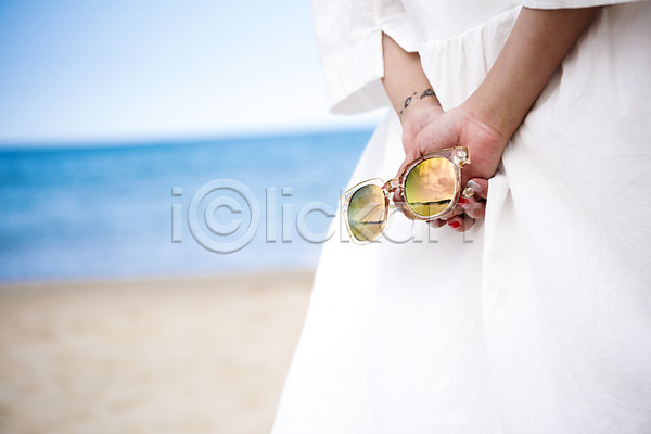 여유 행복 휴식 20대 성인 성인여자한명만 여자 한명 JPG 뒷모습 아웃포커스 포토 들기 모래 모래사장 바다 선글라스 야외 여름(계절) 여름풍경 일상 주간 풍경(경치) 하반신 해변 휴가