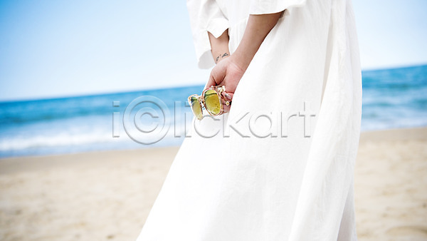 여유 행복 휴식 20대 성인 성인여자한명만 여자 한명 JPG 아웃포커스 옆모습 포토 들기 모래 모래사장 바다 서기 선글라스 야외 여름(계절) 여름풍경 일상 주간 풍경(경치) 하반신 해변 휴가