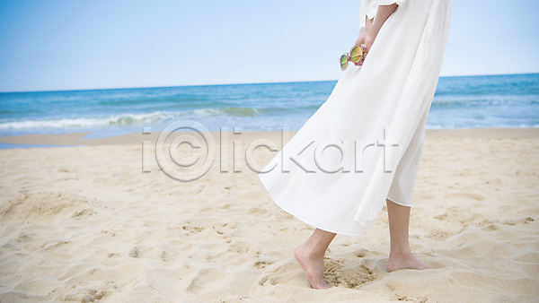 여유 행복 휴식 20대 성인 성인여자한명만 여자 한명 JPG 아웃포커스 옆모습 포토 걷기 들기 모래 모래사장 바다 선글라스 야외 어싱 여름(계절) 여름풍경 일상 주간 풍경(경치) 하반신 해변 휴가