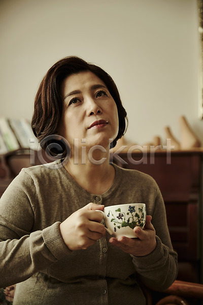 50대 여자 중년 중년여자한명만 한국인 한명 JPG 아웃포커스 앞모습 포토 갱년기 들기 상반신 소파 실내 앉기 응시 중년라이프 컵