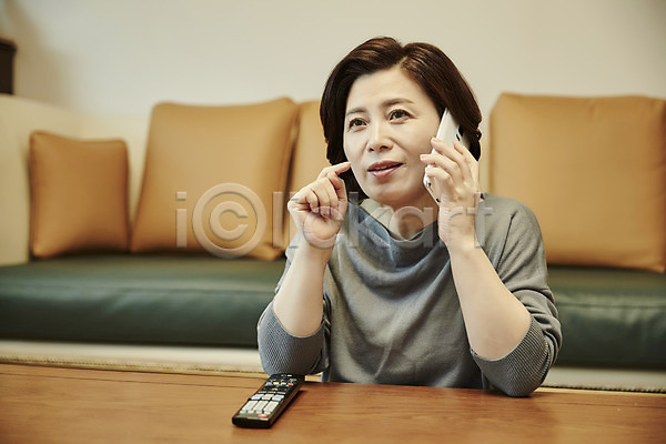 50대 여자 중년 중년여자한명만 한국인 한명 JPG 아웃포커스 앞모습 포토 거실 들기 리모컨 상반신 소파 스마트폰 실내 앉기 응시 주문 중년라이프 통화 홈쇼핑