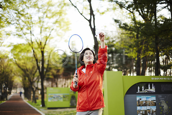 50대 여자 중년 중년여자한명만 한국인 한명 JPG 아웃포커스 앞모습 포토 건강 공원 나무 들기 미소(표정) 배드민턴 배드민턴라켓 상반신 서기 셔틀콕 야외 운동 운동복 주간 중년라이프