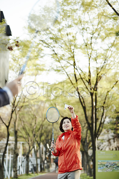 50대 두명 신체부위 여자 중년 한국인 JPG 아웃포커스 앞모습 포토 건강 공원 나무 들기 미소(표정) 배드민턴 배드민턴라켓 상반신 서기 셔틀콕 손 야외 운동 운동복 주간 중년라이프