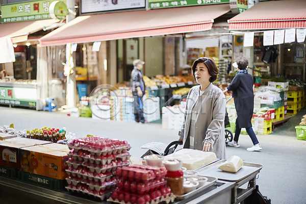 50대 남자 세명 여자 중년 한국인 JPG 아웃포커스 앞모습 포토 계란 두부 상반신 서기 시장 야외 응시 장보기 주간 중년라이프