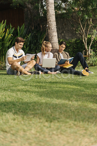 20대 남자 서양인 성인 세명 여자 JPG 앞모습 포토 기댐 나무 노트북 대학생 들기 앉기 야외 응시 잔디 전신 주간 책 친구 태국