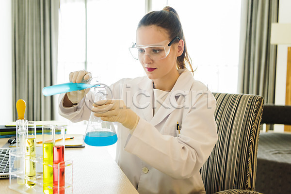 20대 서양인 성인 성인여자한명만 여자 한명 JPG 아웃포커스 앞모습 포토 가운 과학 과학자 들기 미소(표정) 상반신 실내 실험 앉기 응시 플라스크
