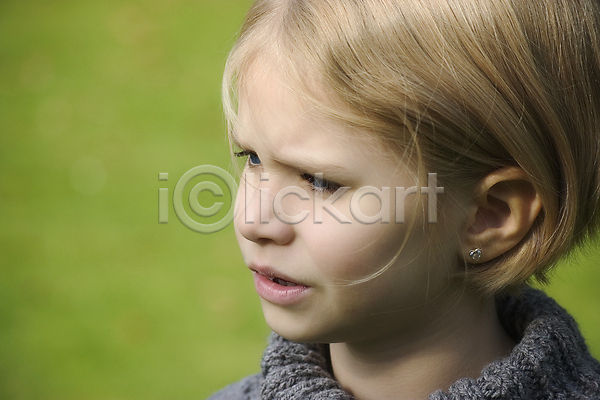 어린이 한명 JPG 포토 해외이미지 가을(계절) 금발 노란색 눈(신체부위) 머리 얼굴 입 초록색 해외202004 회색