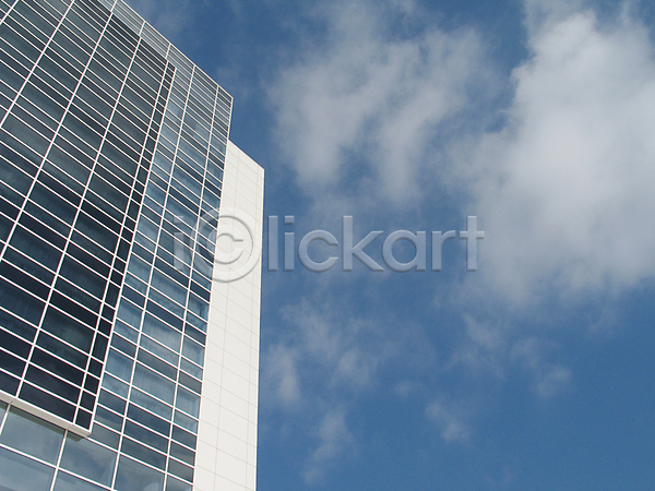 사람없음 JPG 포토 해외이미지 가로 각도 건축양식 구름(자연) 디자인 벽 외관 유리 창문 큼 플랫 하늘 해외202004