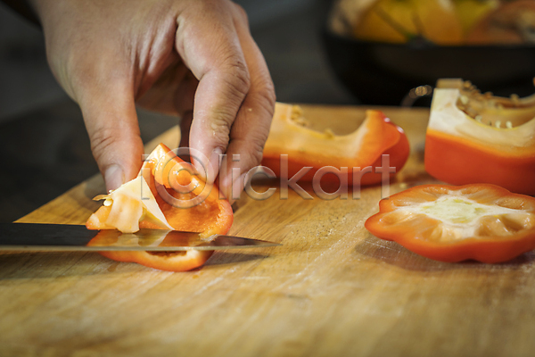 음식준비 준비 남자 사람없음 JPG 포토 해외이미지 날것 닫기 도마 목재 부분 빨간색 손 요리 요리사 유기농 음식 자르기 조각 채소 칼 탁자 파프리카 해외202004 횡단보도 후추