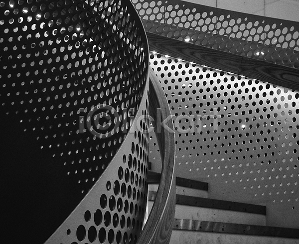 사람없음 JPG 포토 해외이미지 검은색 계단 나선형 센터 소리 쇼핑 쇼핑몰 실내 핀란드 필터 해외202004 헬싱키 흰색