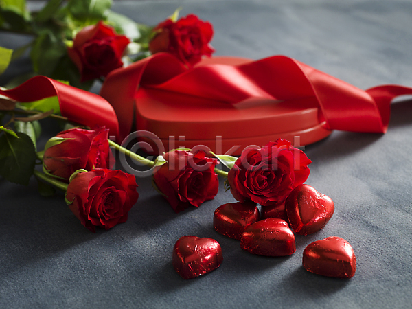 사람없음 JPG 포토 해외이미지 리본 발렌타인데이 빨간색 선물상자 오브젝트 장미 초콜릿 하트 회색배경