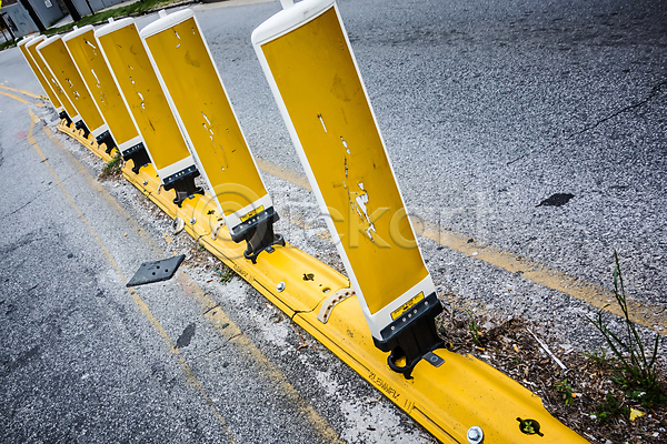 사람없음 JPG 포토 해외이미지 거리 고정 교통시설 나누기 노란색 다리찢기 덩어리 도로 반사 사인 아스팔트(도로) 안전 업무 여행 오렌지 원뿔 일반 해외202004