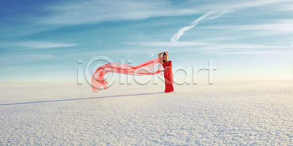 고독 시원함 신비 우아함 자유 추위 화려 백인 사람 여자 한명 JPG 포토 해외이미지 겨울 계절 구름 드레스 맑음 망토 모델 바람 봄 빨간색 사막 서리 스타일 실크 야외 유행 자연 직물 파란색 포즈 하늘 해외202004 해외포토 햇빛 환상 황무지 흰색