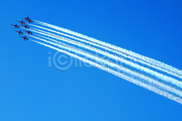 사람없음 JPG 실루엣 포토 해외이미지 구름(자연) 백그라운드 비행기 비행운 야외 에어쇼 연기 주간 파란색 하늘 해외202004
