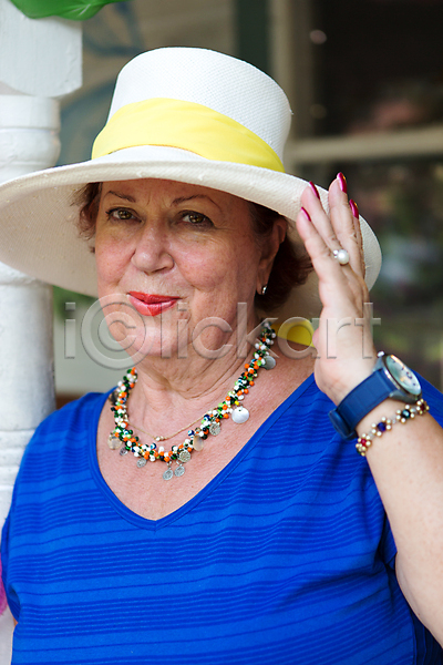 만족 여유 우아함 자신감 행복 화려 노년 사람 여자 한명 JPG 포토 해외이미지 건강 긍정 라이프스타일 미소(표정) 밀짚 세련 스타일 야외 여름(계절) 연금 우아 유행 은퇴 응시 장신구 포즈 해외202004