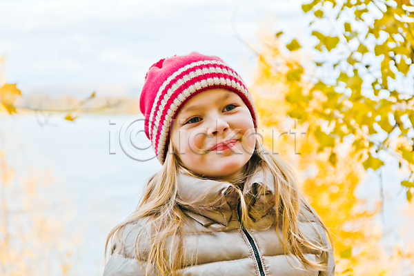 백인 어린이 여자 한명 JPG 포토 해외이미지 5 6 7 8 가을(계절) 금발 봄 여름(계절) 여학생 유럽 파란색 해외202004 흰색
