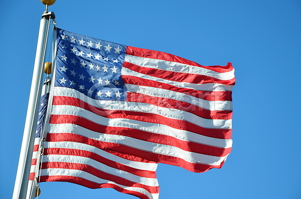 애국심 자유 사람없음 JPG 포토 해외이미지 깃발 미국 바람 별 빨간색 전국 줄무늬 파란색 하늘 해외202004 흰색