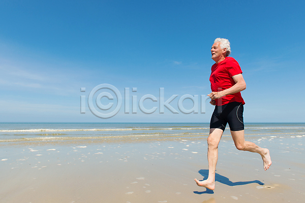 한명 JPG 포토 해외이미지 건강 네덜란드 달리기 달리기선수 맑음 모래 모션 바다 반바지 빨간색 섬 셔츠 스포츠 야외 어려운 여름(계절) 옛날 운동복 은퇴 자연 조깅 풍경(경치) 해외202004 햇빛