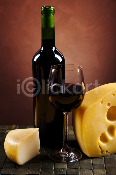 사람없음 JPG 포토 해외이미지 갈색배경 와인 와인병 와인잔 치즈 해외202004