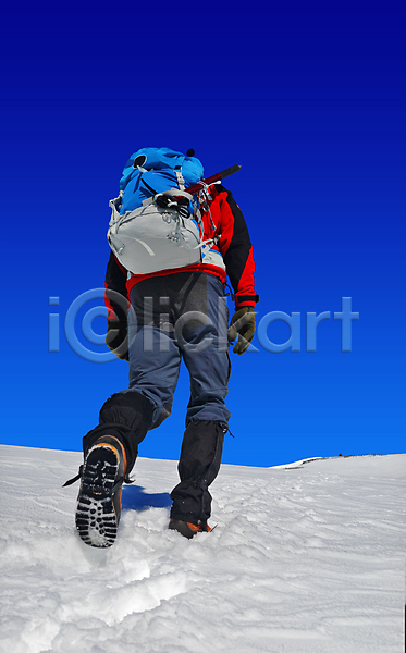 남자 성인 성인남자한명만 한명 JPG 뒷모습 포토 해외이미지 겨울 눈내림 등산 배낭 백패커 산 산악가 설산 야외 오르기 전신 정상 주간 트래킹 풍경(경치) 하이커 하이킹 해외202004