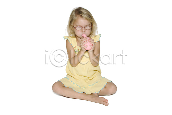 백인 어린이 여자 한명 JPG 포토 해외이미지 고립 금발 노란색 드레스 맨발 분홍색 불기 안경 앉기 풍선 해외202004 흰배경 흰색