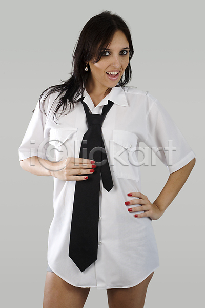여자 한명 JPG 포토 해외이미지 갈색머리 검은색 넥타이 브라질사람 셔츠 유행 해외202004 회색 흰색 히스패닉