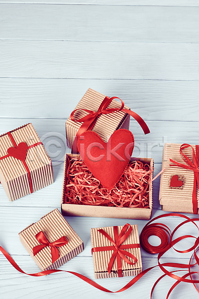 사랑 특별함 사람없음 JPG 포토 해외이미지 2월 가족 결혼 결혼식 리본 목재 발렌타인데이 복고 빨간색 상자 선물 수확 신용카드 쌓기 인사 커플 컨셉 파란색 펠트 하트 해외202004 핸드메이드 활