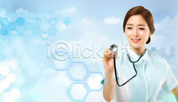 20대 성인 성인여자한명만 여자 한국인 한명 PSD 앞모습 편집이미지 간호사 건강 미소(표정) 상반신 서기 손짓 의학 진료 청진기