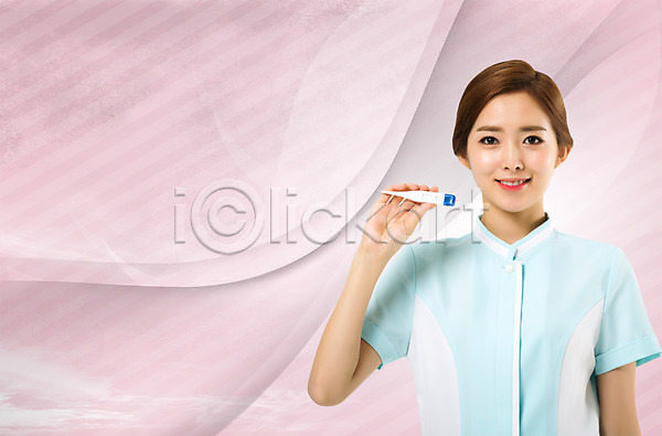 20대 성인 성인여자한명만 여자 한국인 한명 PSD 앞모습 편집이미지 간호사 건강 들기 미소(표정) 상반신 서기 온도계 의학 체온계