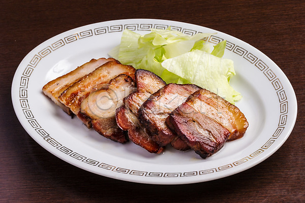 사람없음 JPG 근접촬영 포토 고기요리 구이 나무배경 돼지고기 삼겹살 양상추 일본음식 접시
