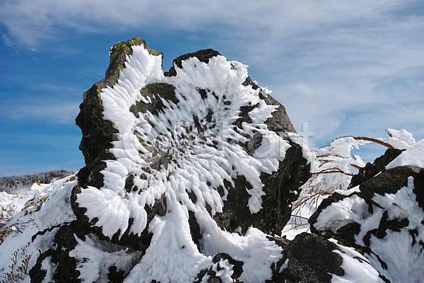사람없음 JPG 포토 겨울 겨울풍경 구름(자연) 눈(날씨) 눈꽃 바위 설경 야외 자연 주간 풍경(경치) 하늘
