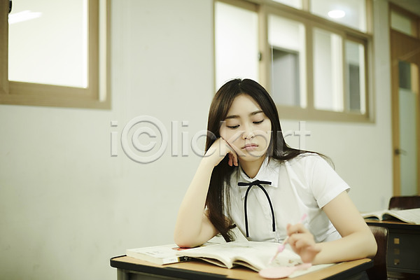 고민 10대 십대여자한명만 여자 청소년 한국인 한명 JPG 아웃포커스 앞모습 포토 교복 교실 상반신 생각 실내 앉기 여학생 응시 책 책상 턱괴기 학교 학생