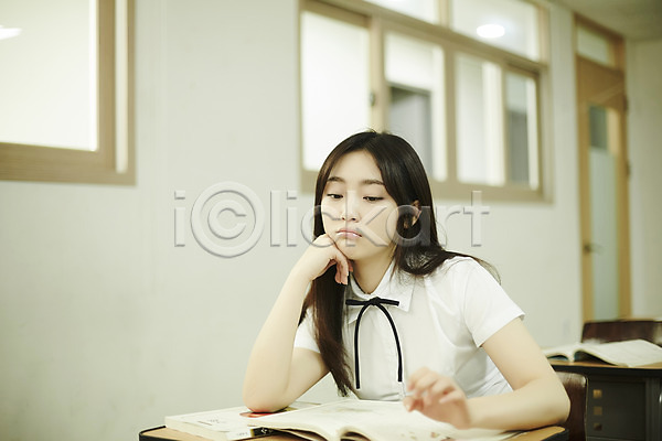 고민 10대 십대여자한명만 여자 청소년 한국인 한명 JPG 아웃포커스 앞모습 포토 교복 교실 상반신 생각 실내 앉기 여학생 응시 책 책상 턱괴기 학교 학생