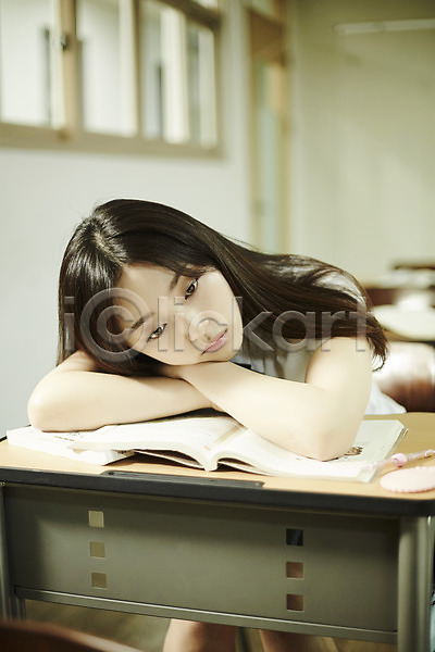 고민 10대 십대여자한명만 여자 청소년 한국인 한명 JPG 아웃포커스 앞모습 포토 교복 교실 상반신 생각 실내 앉기 엎드리기 여학생 응시 책 책상 학교 학생