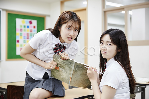 우정 10대 두명 십대여자만 여자 청소년 한국인 JPG 아웃포커스 앞모습 옆모습 포토 걸터앉기 교과서 교복 교실 들기 상반신 실내 앉기 여학생 연필 응시 찡그림 책상 친구 학교 학생