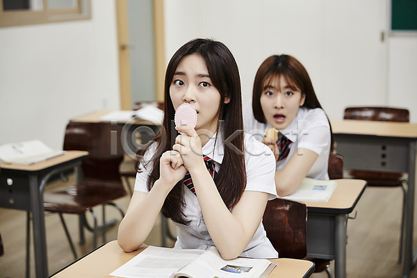 당황 10대 두명 십대여자만 여자 청소년 한국인 JPG 아웃포커스 앞모습 포토 거울 과자 교복 교실 놀람 들기 딴짓 상반신 손거울 손짓 수업 실내 앉기 여학생 응시 의자 책상 친구 학교 학생