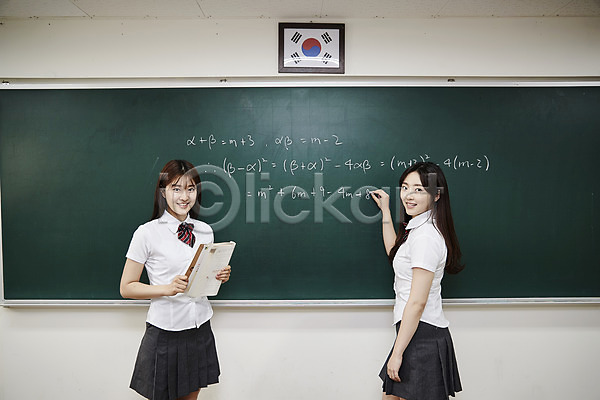 우정 10대 두명 십대여자만 여자 청소년 한국인 JPG 앞모습 옆모습 포토 교과서 교복 교실 들기 상반신 서기 수식 수학 실내 여학생 웃음 친구 칠판 학교 학생