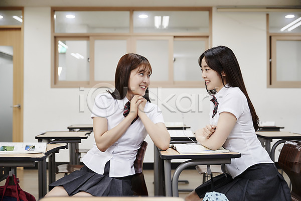우정 즐거움 10대 두명 십대여자만 여자 청소년 한국인 JPG 아웃포커스 앞모습 옆모습 포토 교과서 교복 교실 마주보기 상반신 실내 앉기 여학생 웃음 음악감상 응시 이어폰 책상 친구 학교 학생