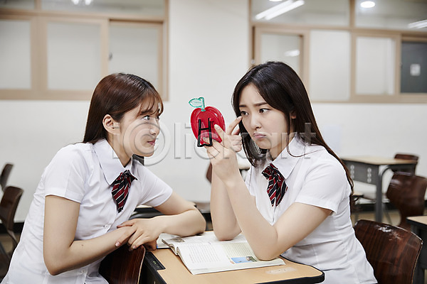 우정 10대 두명 십대여자만 여자 청소년 한국인 JPG 아웃포커스 옆모습 포토 거울 교과서 교복 교실 들기 상반신 손거울 손짓 실내 앉기 여드름 여학생 응시 의자 책상 친구 학교 학생
