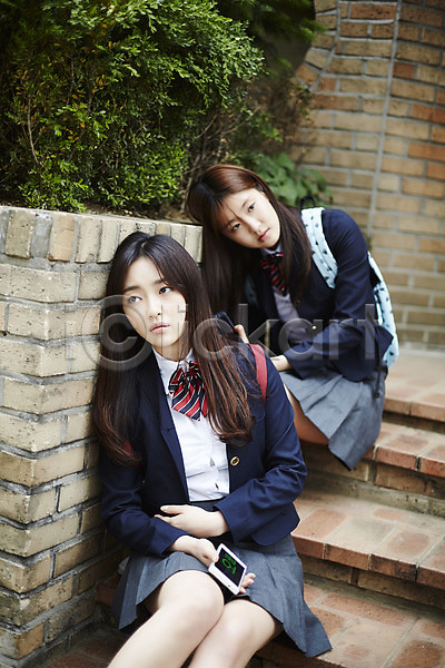 우정 피곤 10대 두명 십대여자만 여자 청소년 한국인 JPG 아웃포커스 앞모습 포토 계단 교복 기다림 들기 백팩 상반신 스마트폰 앉기 야외 여학생 응시 주간 친구 팬(애호가) 학생