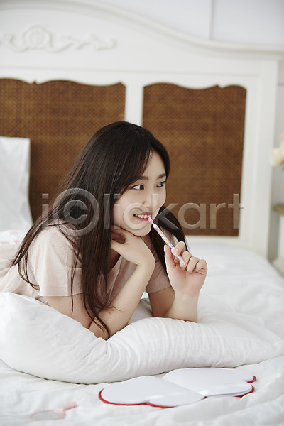 10대 십대여자한명만 여자 청소년 한국인 한명 JPG 아웃포커스 앞모습 포토 들기 미소(표정) 방 상반신 생각 실내 엎드리기 여학생 응시 잠옷 침대 침실 펜 학생