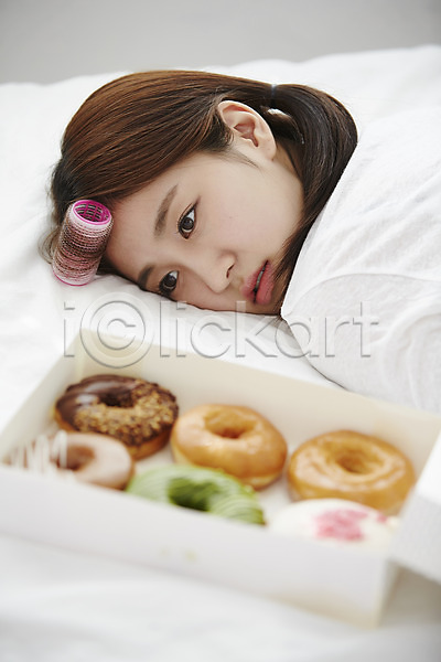 고통 10대 십대여자한명만 여자 청소년 한국인 한명 JPG 아웃포커스 옆모습 포토 다이어트 도넛 방 배고픔 상반신 실내 엎드리기 여학생 응시 침대 침실 포즈 학생 헤어롤