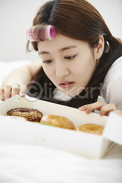 고통 10대 십대여자한명만 여자 청소년 한국인 한명 JPG 근접촬영 아웃포커스 옆모습 포토 다이어트 도넛 방 배고픔 상반신 실내 양갈래머리 엎드리기 여학생 응시 침대 침실 포즈 학생 헤어롤