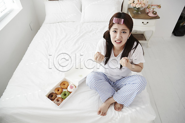 갈등 결심 고민 고통 10대 십대여자한명만 여자 청소년 한국인 한명 JPG 앞모습 포토 하이앵글 다이어트 도넛 방 배고픔 손짓 실내 앉기 양갈래머리 여학생 잠옷 전신 주먹 침대 침실 포즈 학생 헤어롤